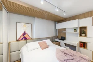 Descubra soluções práticas para guardar iluminação no quarto sem ocupar espaço. Guia completo com dicas de organização e armazenamento para e-commerce.