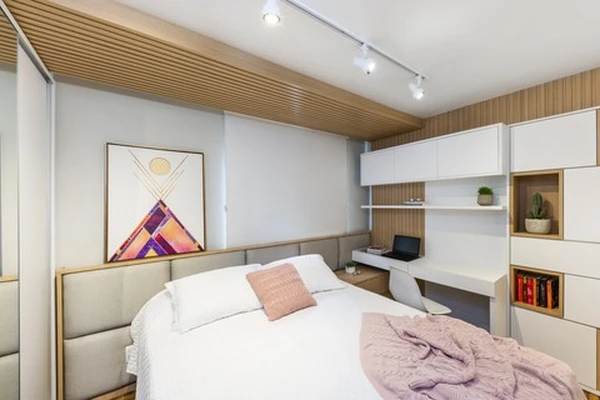 Descubra soluções práticas para guardar iluminação no quarto sem ocupar espaço. Guia completo com dicas de organização e armazenamento para e-commerce.